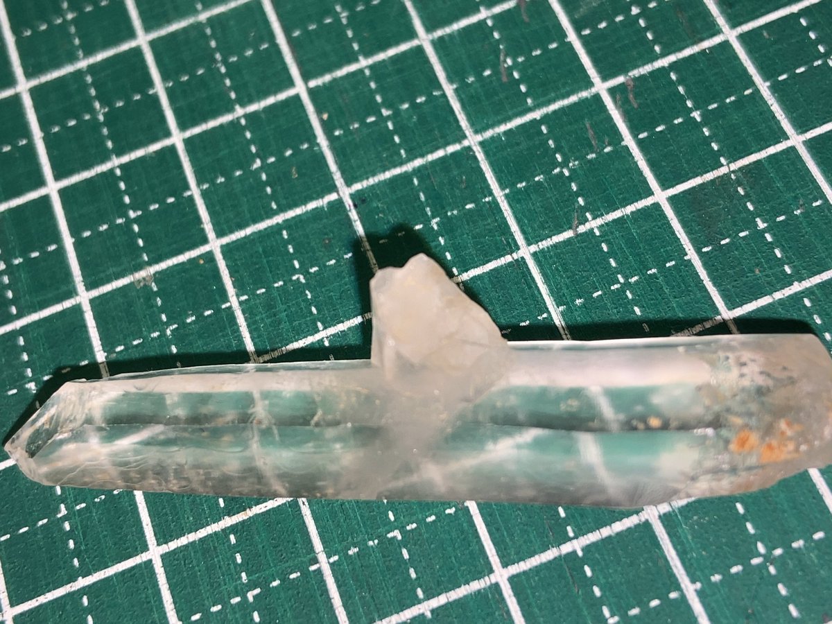 KT_GeologyClub's tweet photo. 本日は体育祭ですが、5/1の石フリマでの購入品をご紹介します。

バナジン鉛鉱　モロッコ産
水晶　　　　　山梨県産

@Lotus_Stone222様より

バナジン鉛鉱は産地が明確で母岩（重晶石）に付着し結晶も大きいため購入致しました。
水晶は透明度が高く、貫入水晶にも見えます。

今後も紹介は続きます。 https://t.co/wvQOP2tLI8
