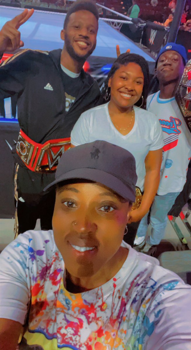 We the ones!!☝🏾 #WWEFlorence