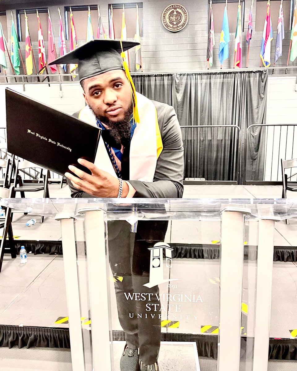 rbradley311's tweet photo. 3.5 gpa cum✅
Student ambassador ✅
Honor society ✅
Mr senior ✅
Bachelor of science and communication✅
Masters ⌛️
#Classof2022 
#graduation https://t.co/WxFap6Tvih