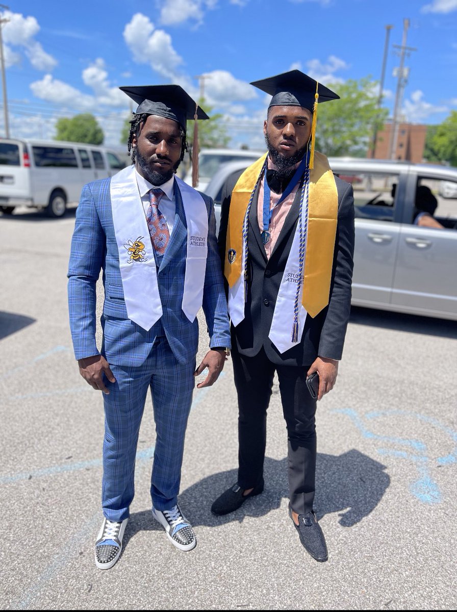 rbradley311's tweet photo. 3.5 gpa cum✅
Student ambassador ✅
Honor society ✅
Mr senior ✅
Bachelor of science and communication✅
Masters ⌛️
#Classof2022 
#graduation https://t.co/WxFap6Tvih