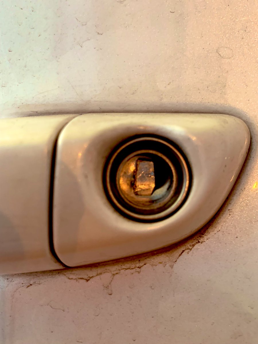 ⚠️#URGENTE⚠️
Un saludo Alcaldesa <a href="/alfagonzalezm/">Alfa González</a>, ayer fui a cenar a <a href="/centrodetlalpan/">Centro de Tlalpan</a> estacione mi auto en calle #Congreso, cerca de <a href="/TlalpanAl/">Alcaldía Tlalpan</a> (8pm). Al retirarme y querer abrir mi auto me percaté que forzaron la chapa y dañaron sistema (10pm), anexo otro twit el video…