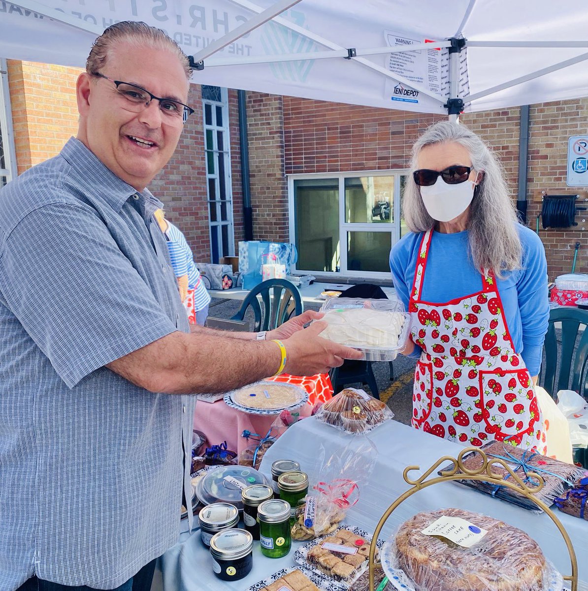 RudyCuzzetto's tweet photo. Great to see my friends from the @CompassFoodBank and @OptionsPrinting at the @christfirstucc1 lawn sale in #Clarkson this morning. #MississaugaLakeshore #ShopLocalON #SupportLocalON https://t.co/wB5frM4Kun