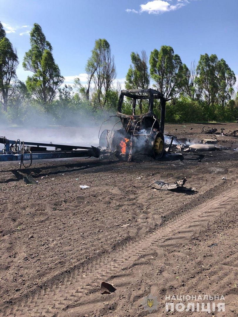 Kovyagi's tweet photo. Біля Нового Мерчика обстріляли трактор, який працював у полі.

https://t.co/gUB6ocvcDQ

#kovyagicom, #NovyiMerchyk, #stoprussia, #stopwar, #Valki, #Валки, #валківськагромада, #война, #Літак, #мерчик, #нефте��аза, #НовийМерчик, #ракета #Ukraine #Kharkiv https://t.co/ihC4B5Kcnk