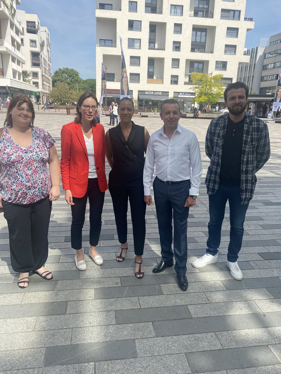 Présent ce matin à Massy pour le lancement de campagne <a href="/AdeMontchalin/">Amélie de Montchalin</a>  dans le cadre des élections législatives. 

Elle a su être le relais entre les institutions et l’état. 
Je lui souhaite bonne chance et une bonne campagne. 
<a href="/amelieavecvous/">Amélie avec vous, 6ème circo. de l'Essonne</a>