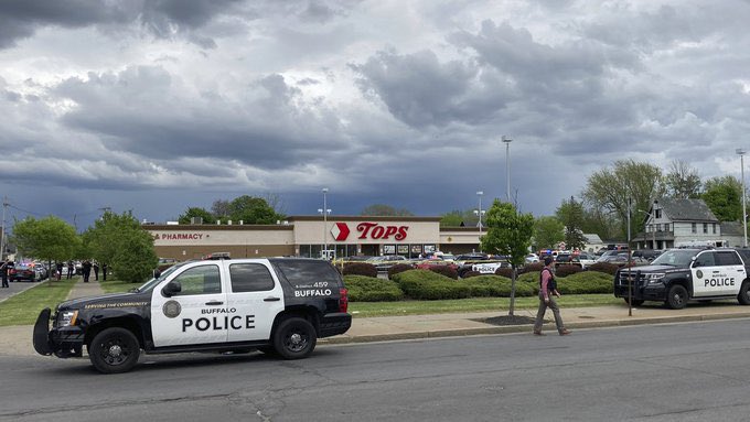 MARADIOFM's tweet photo. 10 morts le bilan  d’une fusillade  de masse enregistrée cet après-midi dans le super marché Tops à Buffalo  dans l’Etat de New-York.Selon la Police l’auteur de la fusillade a été arrêté #RFMINFO https://t.co/TC92ZOFrSB