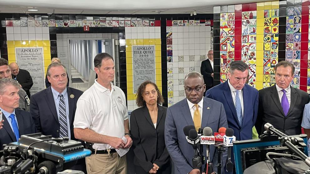 MARADIOFM's tweet photo. 10 morts le bilan  d’une fusillade  de masse enregistrée cet après-midi dans le super marché Tops à Buffalo  dans l’Etat de New-York.Selon la Police l’auteur de la fusillade a été arrêté #RFMINFO https://t.co/TC92ZOFrSB