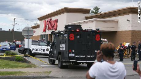 MARADIOFM's tweet photo. 10 morts le bilan  d’une fusillade  de masse enregistrée cet après-midi dans le super marché Tops à Buffalo  dans l’Etat de New-York.Selon la Police l’auteur de la fusillade a été arrêté #RFMINFO https://t.co/TC92ZOFrSB