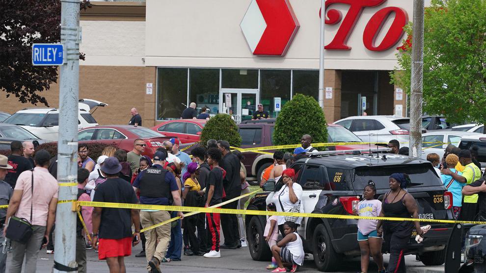 MARADIOFM's tweet photo. 10 morts le bilan  d’une fusillade  de masse enregistrée cet après-midi dans le super marché Tops à Buffalo  dans l’Etat de New-York.Selon la Police l’auteur de la fusillade a été arrêté #RFMINFO https://t.co/TC92ZOFrSB