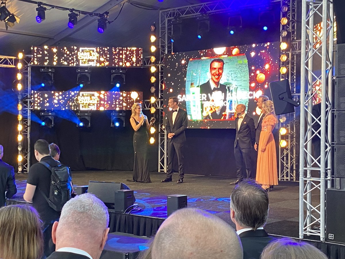 NatasjaBloem's tweet photo. Wat een mooie avond @BusinessGalaOss !!Ondernemer van het jaar is Jan Kusters van Kusters Precision Parts & Mountainview. Meest veelbelovend ondernemer is geworden @SanderVanasbeck van #RiboPro. #DatisOss #ondernemers #gala #Oss @antoinevanoort https://t.co/wTv8MALyoI