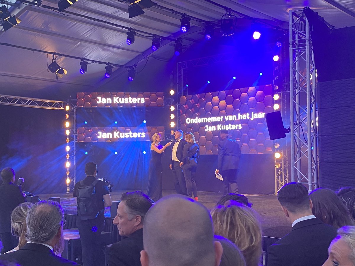 NatasjaBloem's tweet photo. Wat een mooie avond @BusinessGalaOss !!Ondernemer van het jaar is Jan Kusters van Kusters Precision Parts & Mountainview. Meest veelbelovend ondernemer is geworden @SanderVanasbeck van #RiboPro. #DatisOss #ondernemers #gala #Oss @antoinevanoort https://t.co/wTv8MALyoI