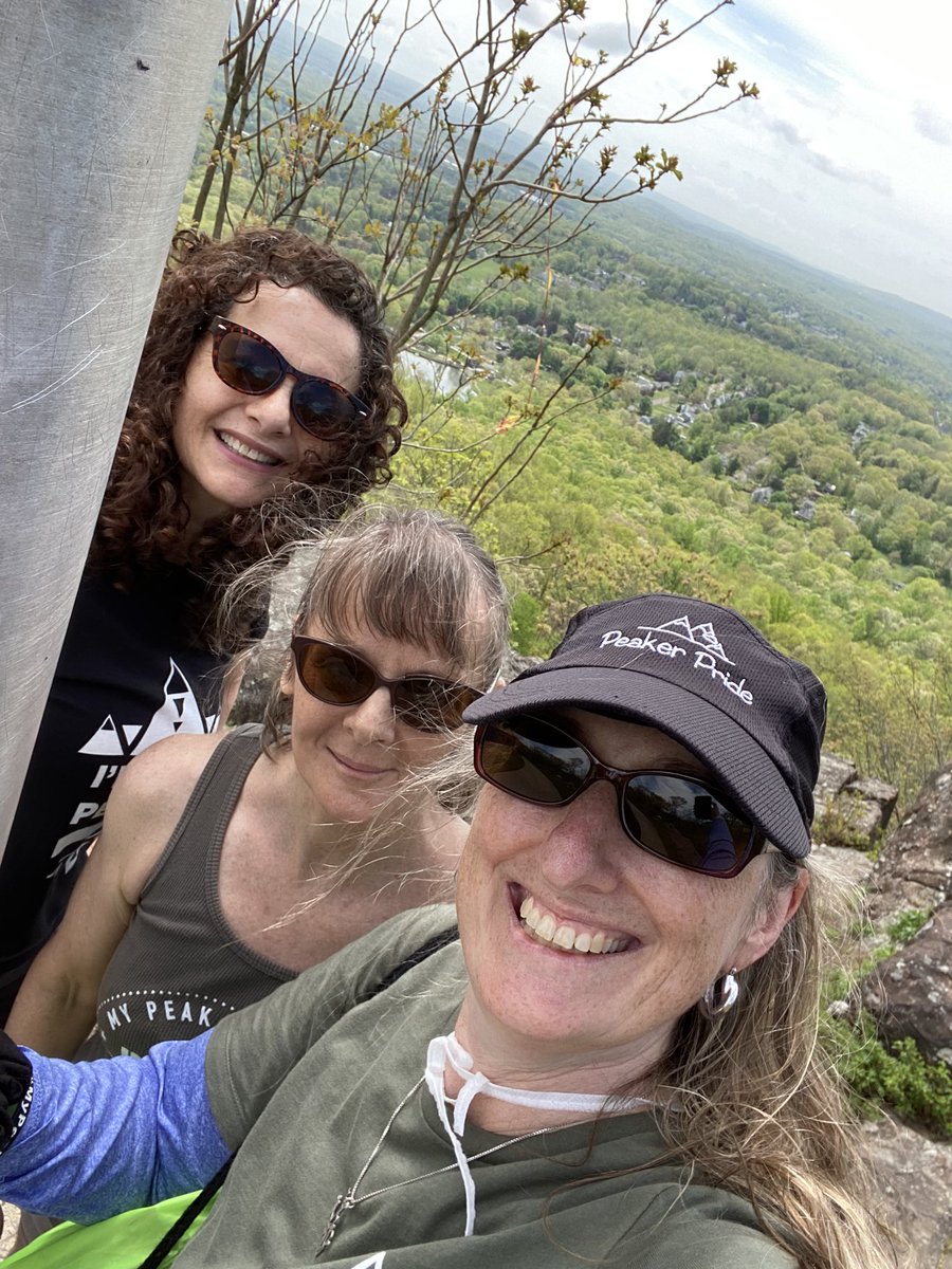 PeakersLI's tweet photo. @MyPeakChallenge @SamHeughan beautiful day for a @nepeakers peaker meet up of #longislandpeakers and @NwEnglndPeakers at   #castlecraig fun to fly the flag together and enjoy the ☀️☀️☀️. We missed 🏴󠁧󠁢󠁳󠁣󠁴󠁿 so found a castle 🏰 here in the 🇺🇸 to visit https://t.co/Ydvg1mtuxA