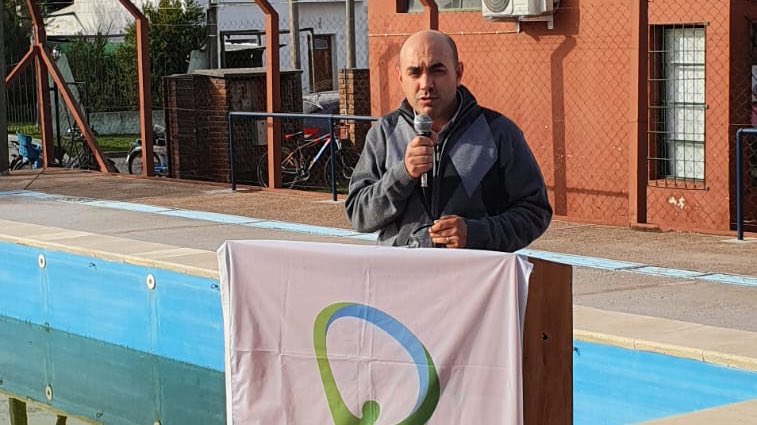 UyDeporte's tweet photo. La piscina de la Plaza de Deportes de Tarariras tendrá un cerramiento.
Esta obra será administrada por el Club de Leones de Tarariras con el apoyo del Municipio y la @IntColonia
Del acto participó el Coordinador @JoseLuisBringa junto a autoridades departamentales y municipales. https://t.co/jUy6UqYjXi