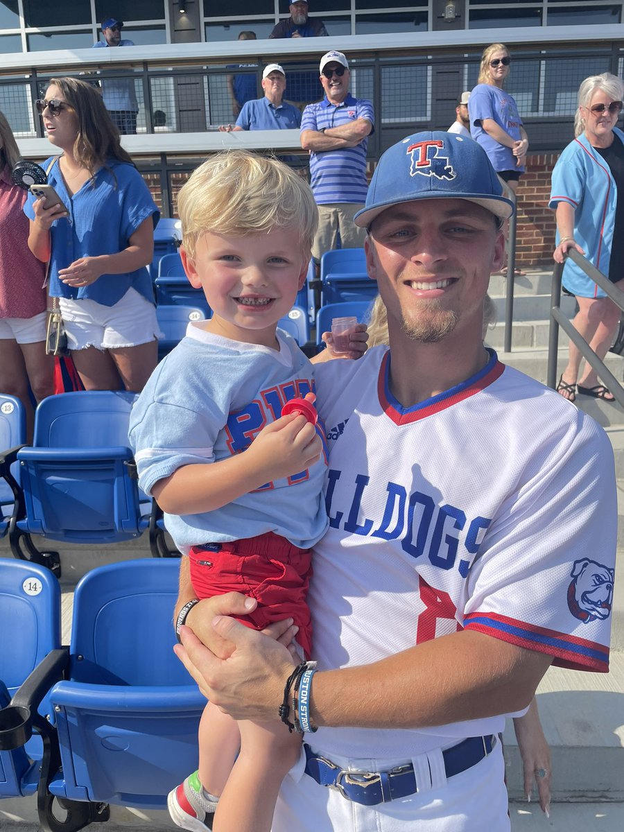 bdubwalker11's tweet photo. You made his day TY! @Tyoung2333 https://t.co/lrFysOLDP4