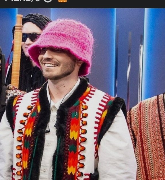 NorrisRidgewick's tweet photo. Pues nada, ha ganado Eurovisión la lámpara de mi mesita de noche #Ucrania #Ukraine https://t.co/oGOi6VRgu7