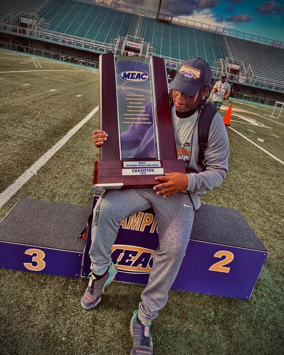 RaeshonSmith's tweet photo. FIRST OF MANY…💚💛 #ringme💍#meacchamps #humblebeginnings #beholdgreenandgold #truefreshman
https://t.co/IuBewDjkTh https://t.co/5cQDsLO2Dh