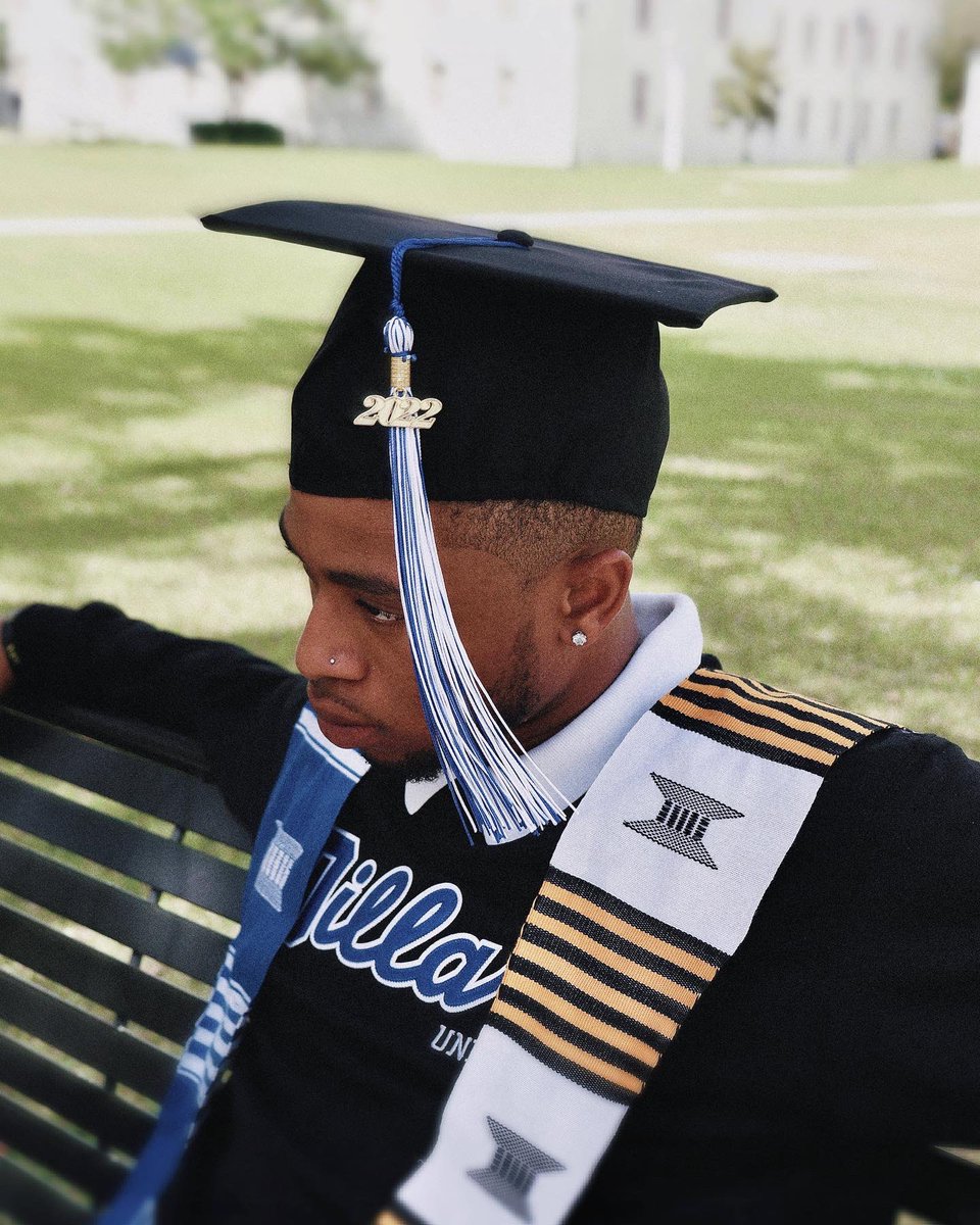 justtrent_'s tweet photo. nothing was the same 👨🏽‍🎓💙🖤
a few of the best years of my life! cheers to new blessings and success 
#Alumstatus #mydu https://t.co/iU0CPtmiaa