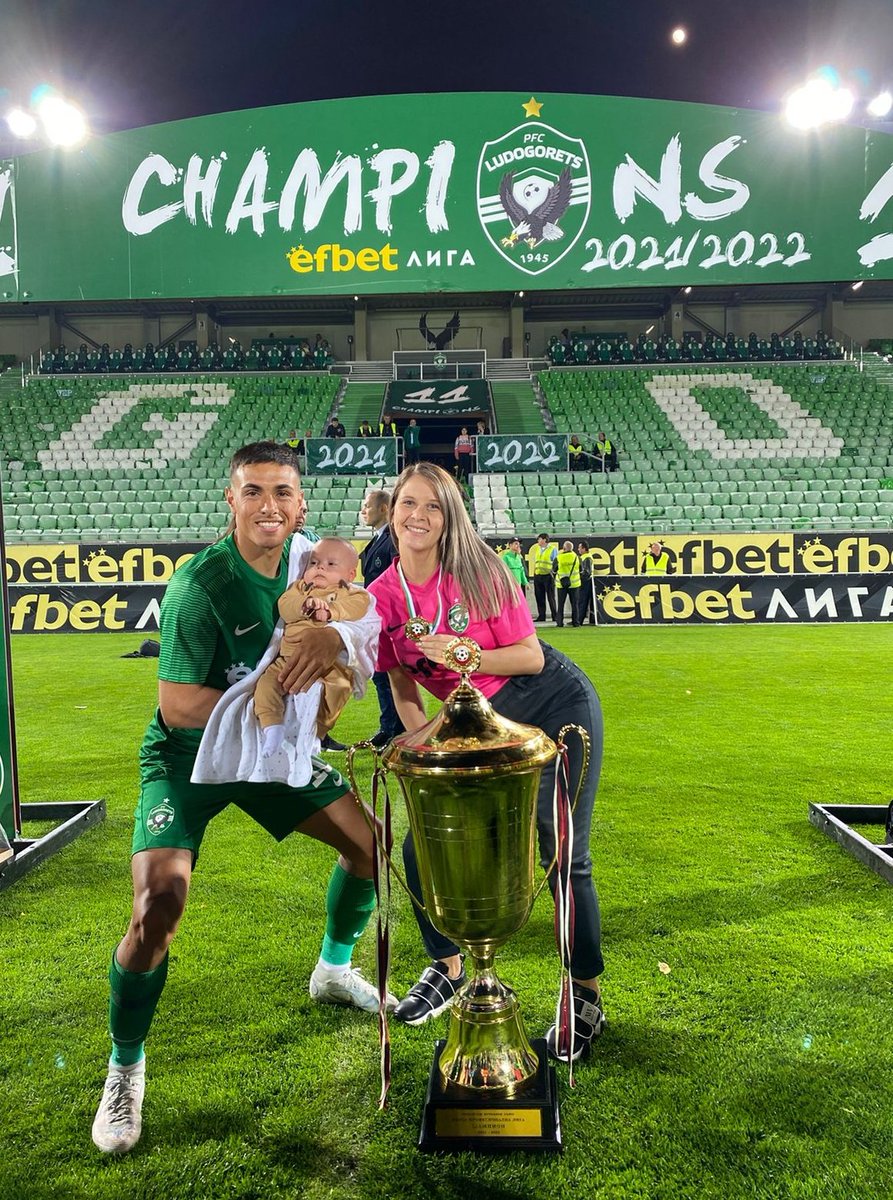 MatiaasT's tweet photo. Campeónes 🇧🇬 🦅🏆
@SofiArozamena Los amo! GRACIAS POR TODO ❤ https://t.co/XCzS8TxTG9