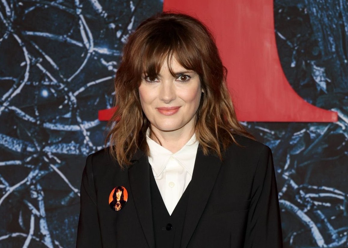 cloudbusting's tweet photo. winona ryder wearing a kate bush badge???? we LOVE to see it https://t.co/kwaneni1Bl