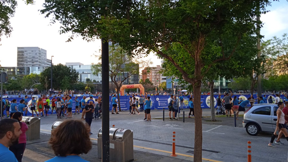 _DDR123_'s tweet photo. Vespre de #runandfun @cursanocturnal1 L'H. Gran organització, fideuà espectacular i una gran participació. Avui @AlexGisela29 baixa d'última hora. Lo important és participar amb el gest solidari i ell ja ho va fer, cm sempre! Una abraçada i q la família es recuperi bé i ràpid! https://t.co/3VZLm2M1g4