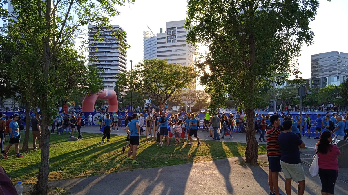 _DDR123_'s tweet photo. Vespre de #runandfun @cursanocturnal1 L'H. Gran organització, fideuà espectacular i una gran participació. Avui @AlexGisela29 baixa d'última hora. Lo important és participar amb el gest solidari i ell ja ho va fer, cm sempre! Una abraçada i q la família es recuperi bé i ràpid! https://t.co/3VZLm2M1g4