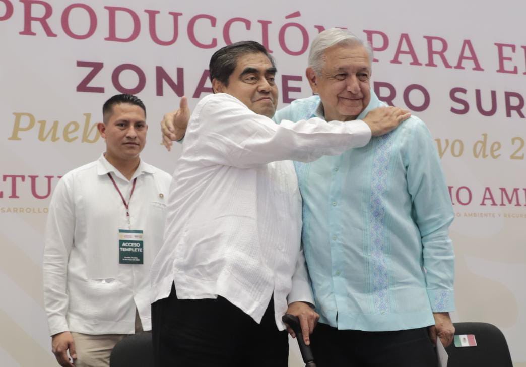En #Puebla estamos siempre cercanos a las políticas del gobierno del presidente <a href="/lopezobrador_/">Andrés Manuel</a>, nuestro líder, su presencia nos provoca mucha emoción. Siempre es usted bienvenido.