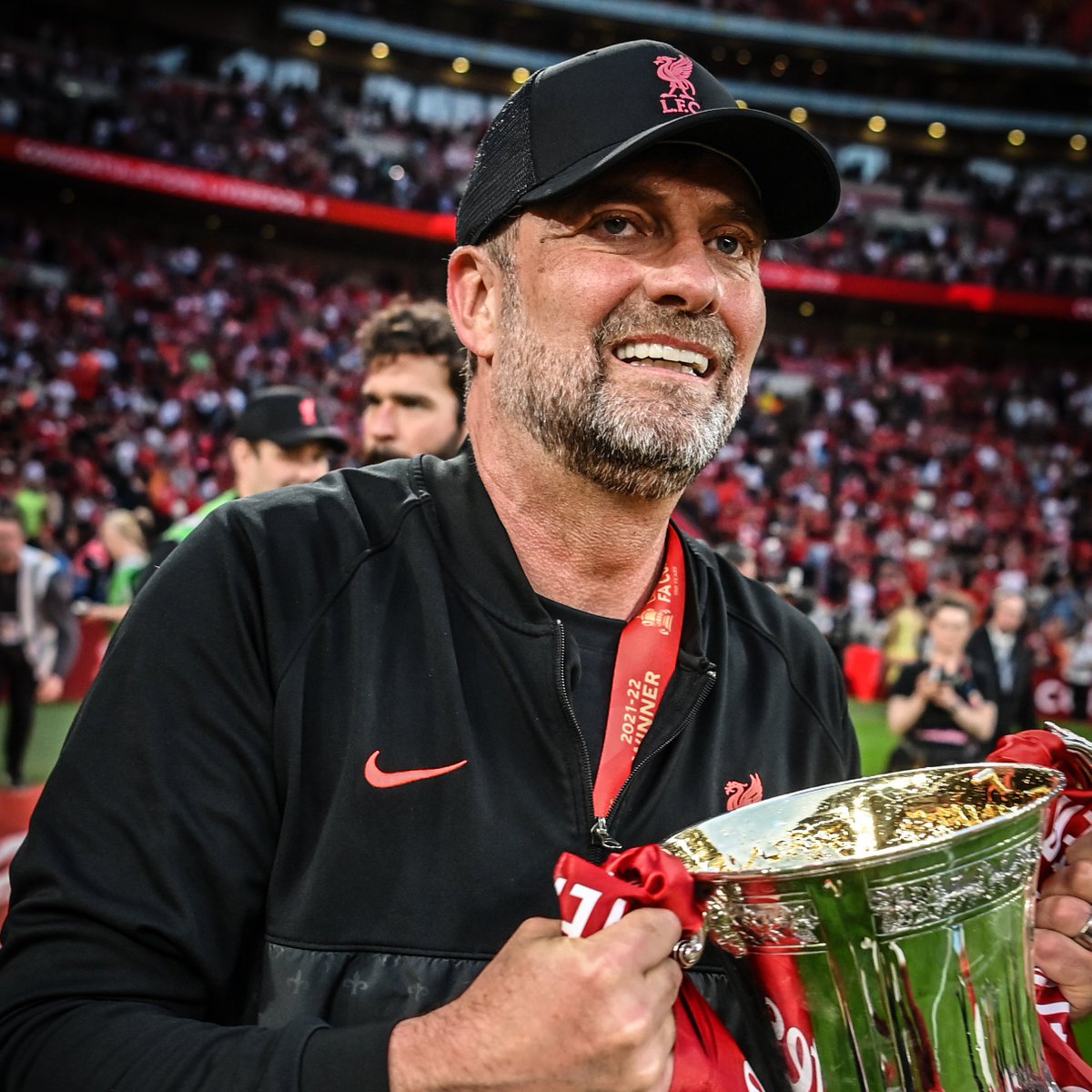 EmiratesFACup's tweet photo. Jurgen Klopp has now won every trophy there is to offer at @LFC 🏆🏆🏆🏆🏆🏆 https://t.co/RLYydfyhHw