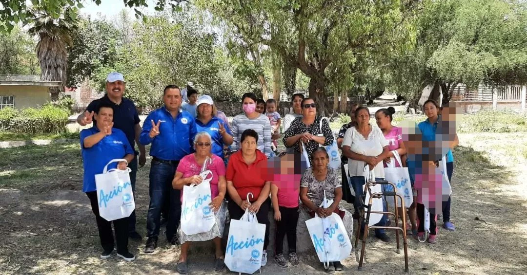 cdmpan_dgo's tweet photo. ✅Cada día somos más los convencidos de la alianza #VaXDurango 🔵🔴🟡 en recorrido por la zona rural, llévamos el mensaje de nuestros candidatos @EVillegasV #Gobernador y de @josejoseantonio #Presidente
Vamos a #DefenderDurango #ConTrabajoyValor
#OrgulloXDurango https://t.co/FpW9rUGaOx