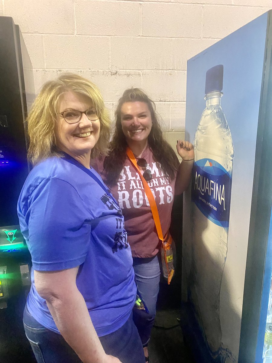 From great seats w friends to squeezing between the vending machines under the stadium because of storms coming. #insidestudiog <a href="/trishayearwood/">Trisha Yearwood</a> <a href="/garthbrooks/">Garth Brooks</a> <a href="/BryanMMoore/">Bryan Moore</a> <a href="/ThatSamOlson/">Sammie Jo Olson</a>