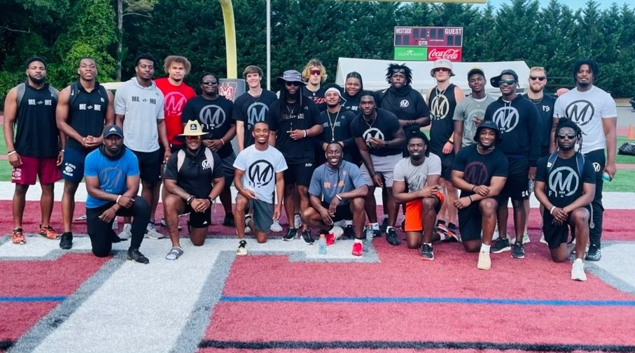 Coach_Ellis's tweet photo. Special moment for our city today! Can’t thank @Cantbestopdmoss owner of @mossfitness and his athletes enough for putting on such a great event. 1st annual MossFitness Youth Camp was a success for sure #OurCity #FamilyForever https://t.co/OqVI7l5dD8