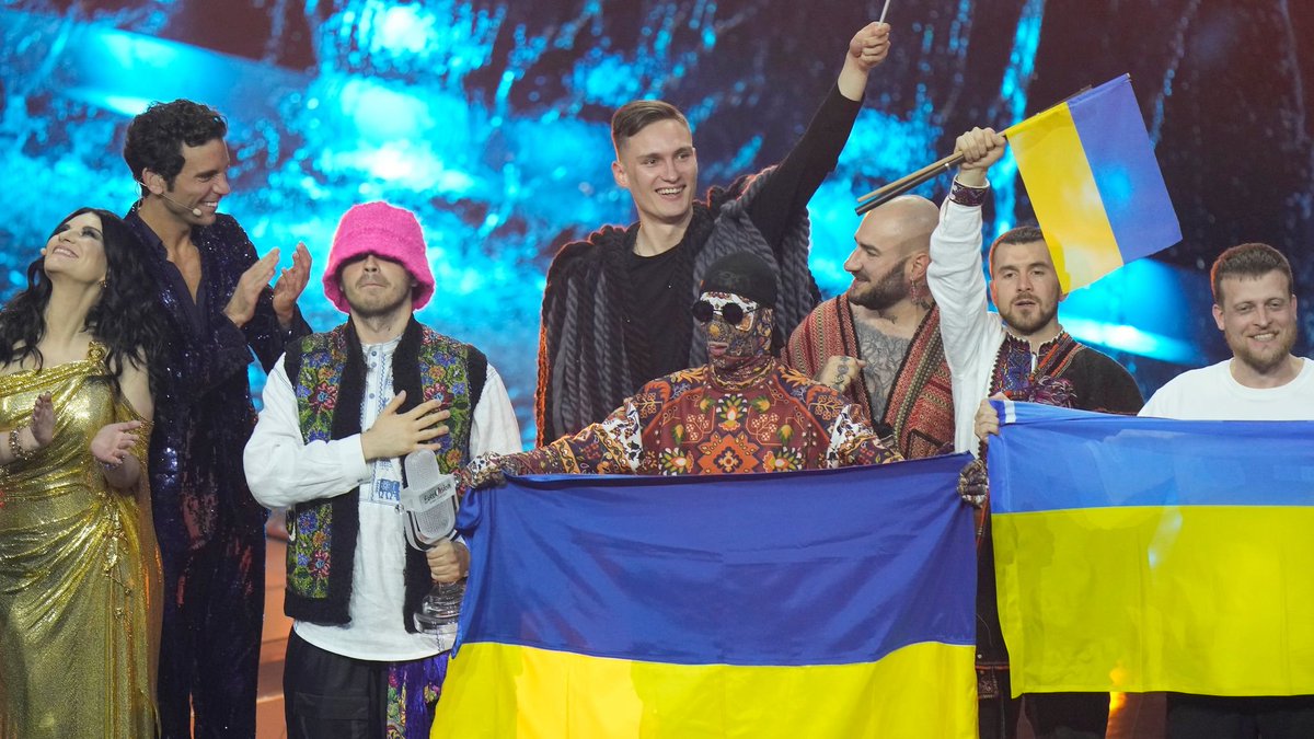 AngrierBadger's tweet photo. Errol and I voted for #UKR in #Eurovision2022. Because it was good, because it brings joy and because it was right https://t.co/ByVS4qI5em