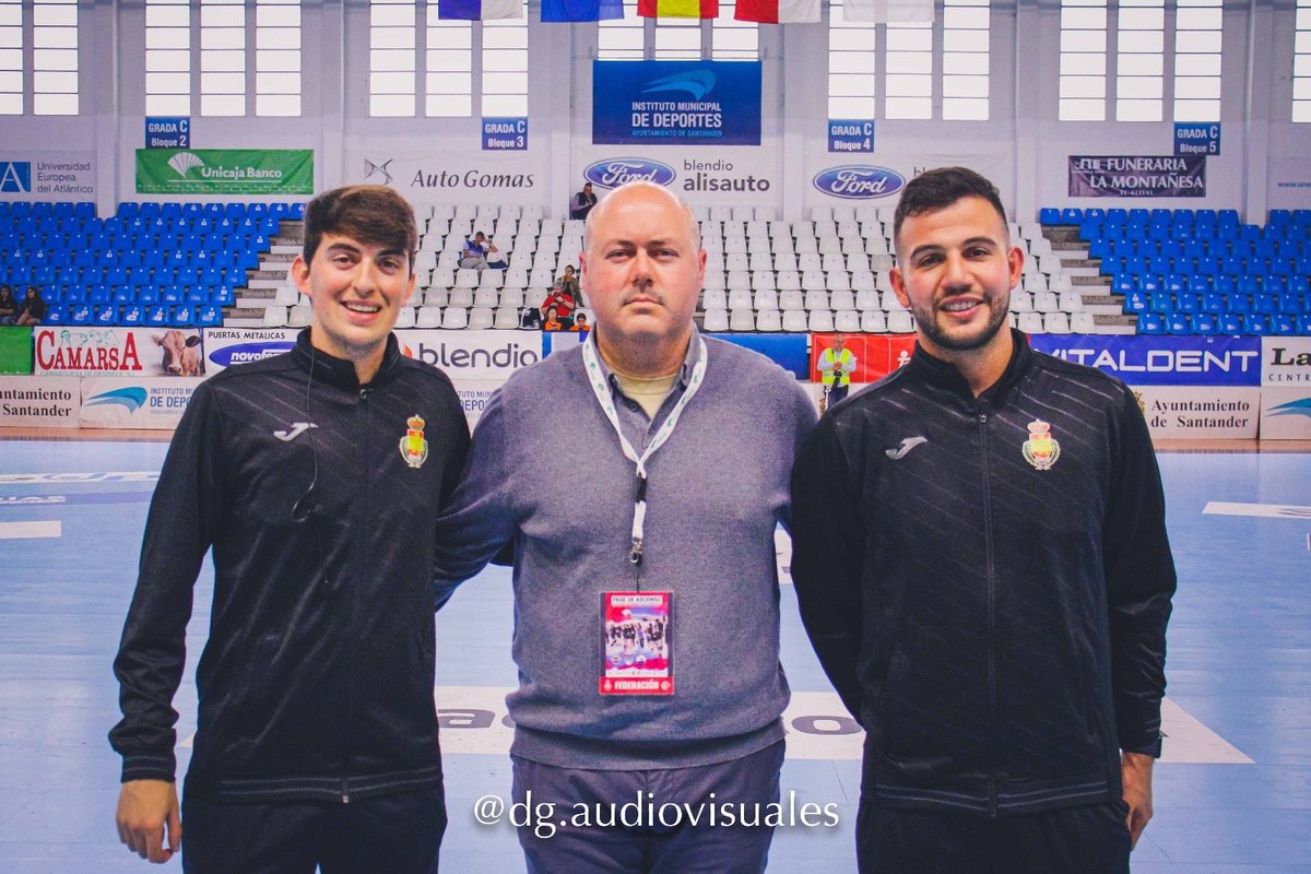 ctacantabria's tweet photo. 🏆 Sector Primera Nacional Femenina 🤾‍♀️
⠀
Nuestros compañeros @adrianallica  y @miguelcostaas  disfrutando del sector nacional en la Albericia. Acompañado de Pablo Ruiz como delegado federativo. 
⠀
📸 @AudiovisualesDG https://t.co/GEX7P0vbWb