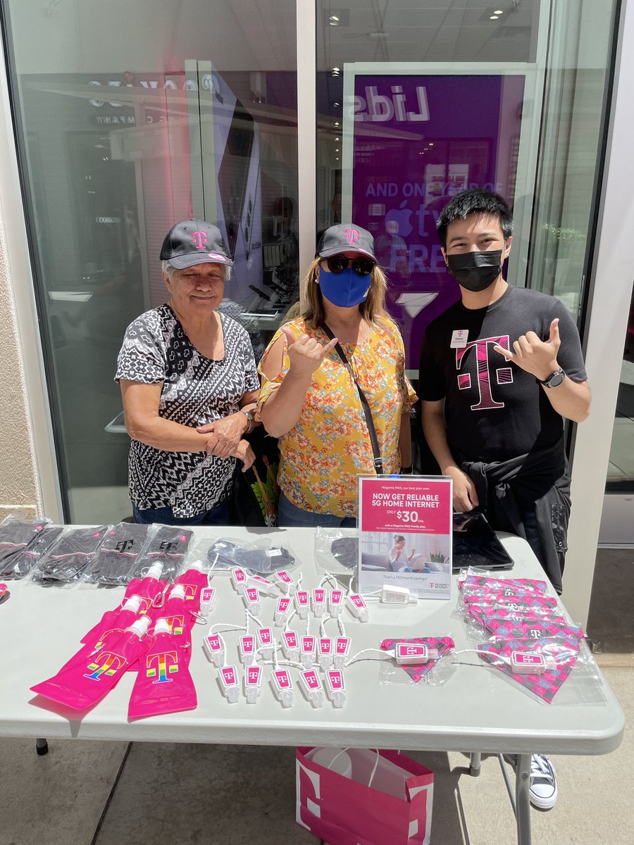 Just showing some T-Mobile love on this lovely day at the mall. Check out some regulars who wanna sport T-Mo gear!! #Magenta #KaMakanaAlii #TMoGear