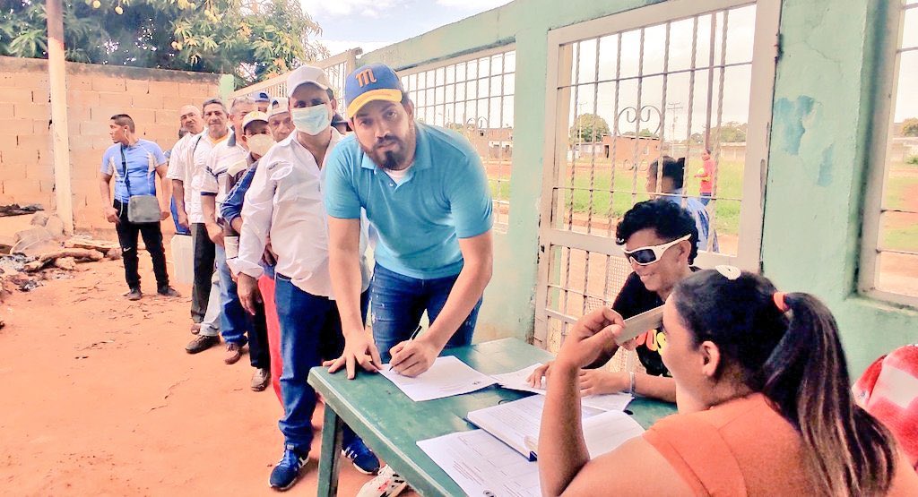 cleverlaraad's tweet photo. Hoy nuestra juventud salió a las casas del partido del pueblo #AccionDemocratica a inscribirse y recensarse por una Venezuela libre y los venezolanos, alcanzando para la jornada de este sábado 119.607 militantes, orgulloso de nuestra generación de relevo.
AD se crece!!! https://t.co/iifK5acDfu