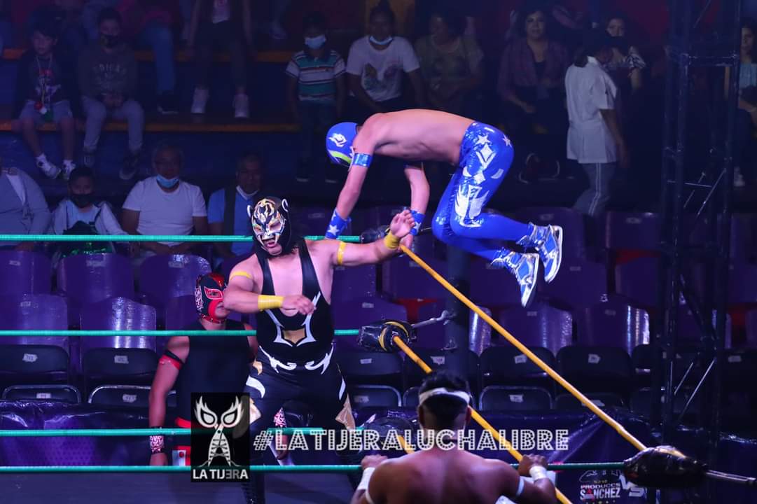 LaTijeraLucha's tweet photo. Los #Pitbulls I y II junto con #BlueKing se llevan la primera batalla en la #NezaOriginal en lo que es el inicio de #LuchaDeBarrio ante #GuepardoNegro, #Metal y #AngelCelestial,abriendo esta gran noche en #ArenaNeza...
#latijeraluchalibre https://t.co/qgs9acc3jG