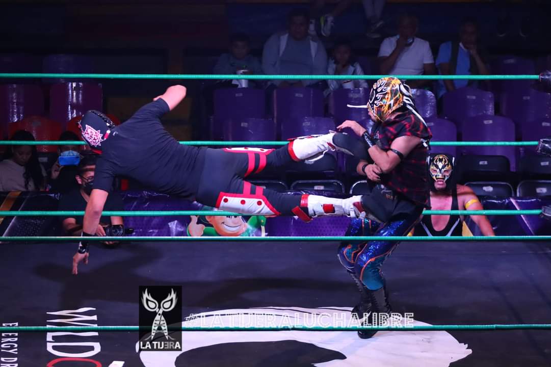 LaTijeraLucha's tweet photo. Los #Pitbulls I y II junto con #BlueKing se llevan la primera batalla en la #NezaOriginal en lo que es el inicio de #LuchaDeBarrio ante #GuepardoNegro, #Metal y #AngelCelestial,abriendo esta gran noche en #ArenaNeza...
#latijeraluchalibre https://t.co/qgs9acc3jG