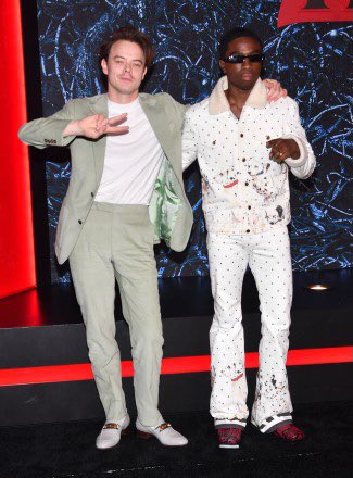 strangerstaan's tweet photo. Charlie et Caleb again lors de la première ce soir
#StrangerThings4 #StrangerThings
#StrangerThingspremiere https://t.co/Pu3xZ5XIvd