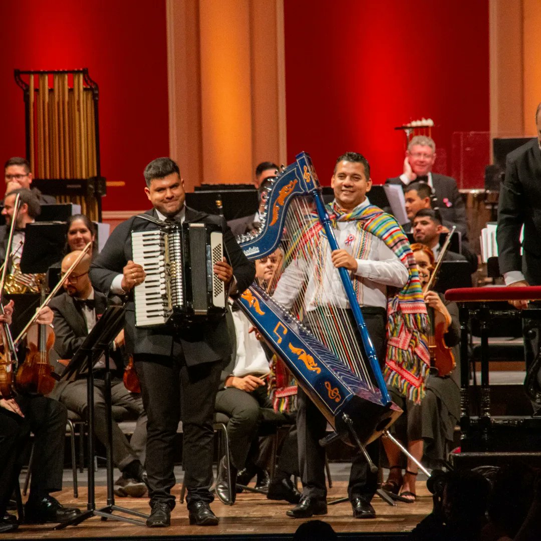 EmbajadaParArg's tweet photo. Histórica presentación de la Orquesta Sinfónica Nacional del Paraguay en el Teatro Colón de Buenos Aires congregó a más de 2000 personas 📯🪗 https://t.co/FBbBlFcxJ7