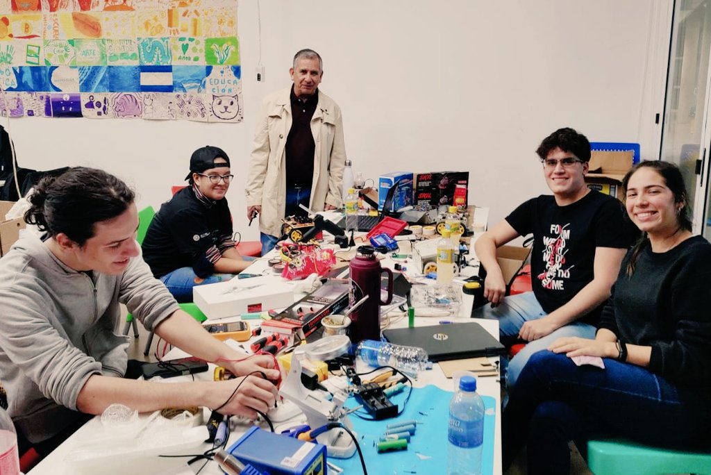 CGEMisiones's tweet photo. ✅️ El presidente del CGE @jalbertogalarza visitó hoy la 1ra. fecha de la Liga Nacional de Robótica que se inició en la @SecInnovacion y continuará con 17 encuentros interzonales en el resto del país hasta fin de año. https://t.co/5n9SViVen6