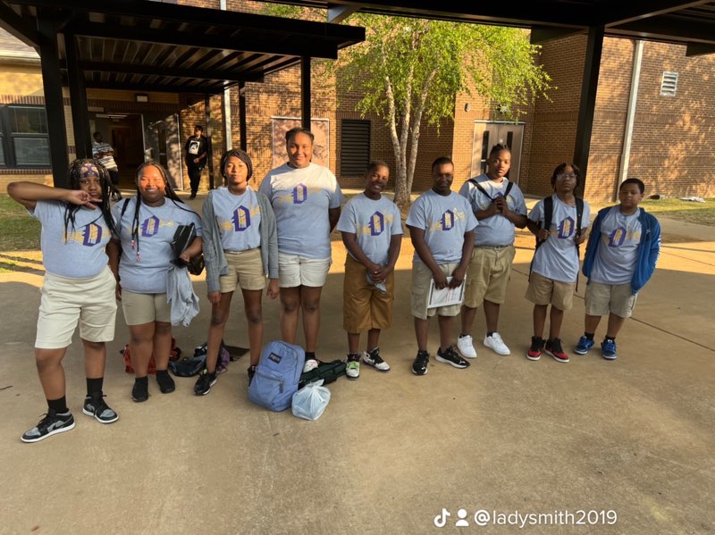 MitchellOssie's tweet photo. Please join us in celebrating our band scholars! They arrived home safely! 
We appreciate Mr. Hamilton for his commitment to providing our students with opportunities to experience success! 👏🏾 🎺🎼🎵🏆 https://t.co/Lv3kjVENph
