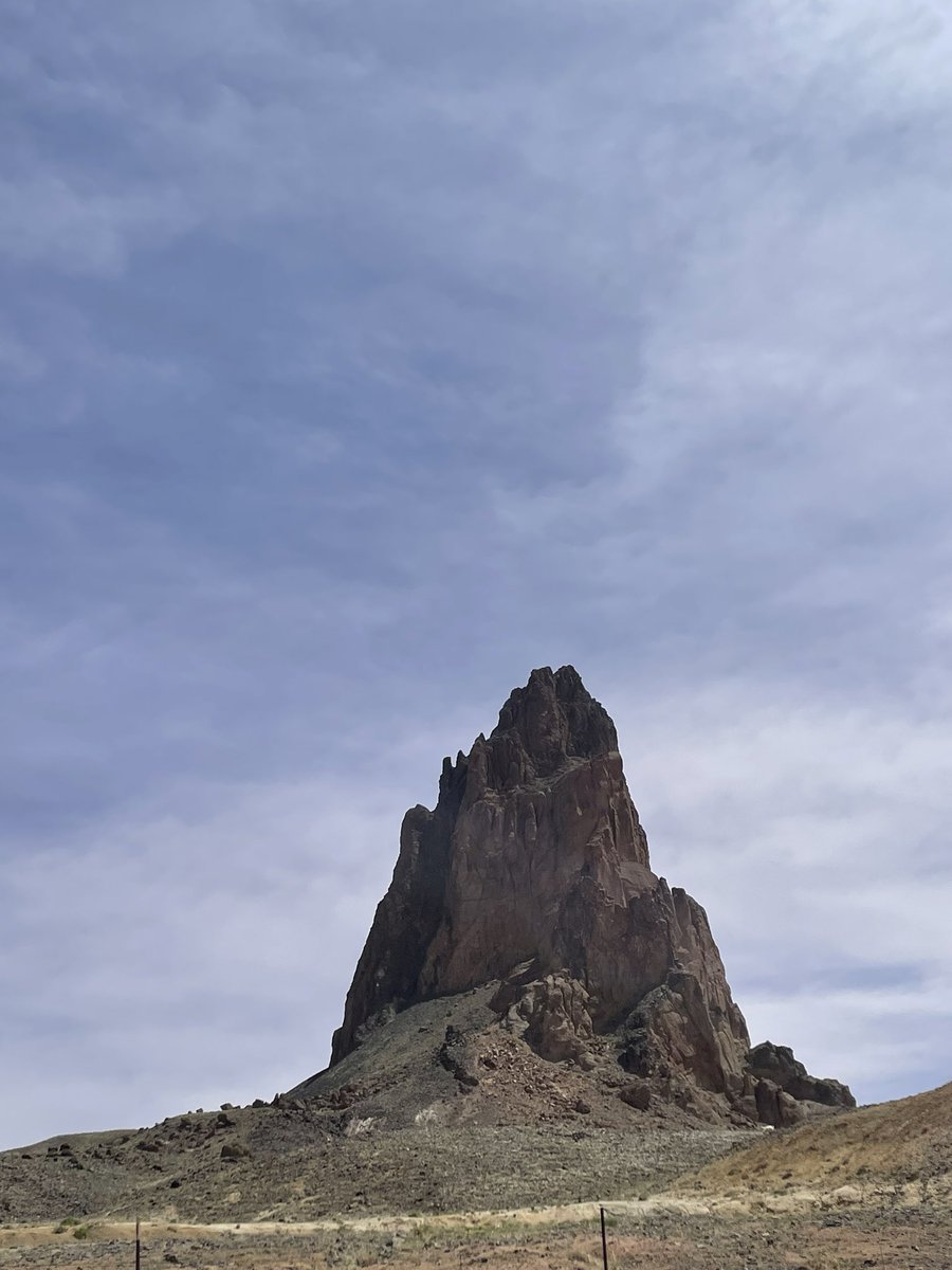 Taylor_Dunks's tweet photo. Agathla Peak! This is an eroded maar diatreme south of Monument Valley! It’s crazy to see this geologic feature above ground! #PS9605 https://t.co/0PrY4AQIqx