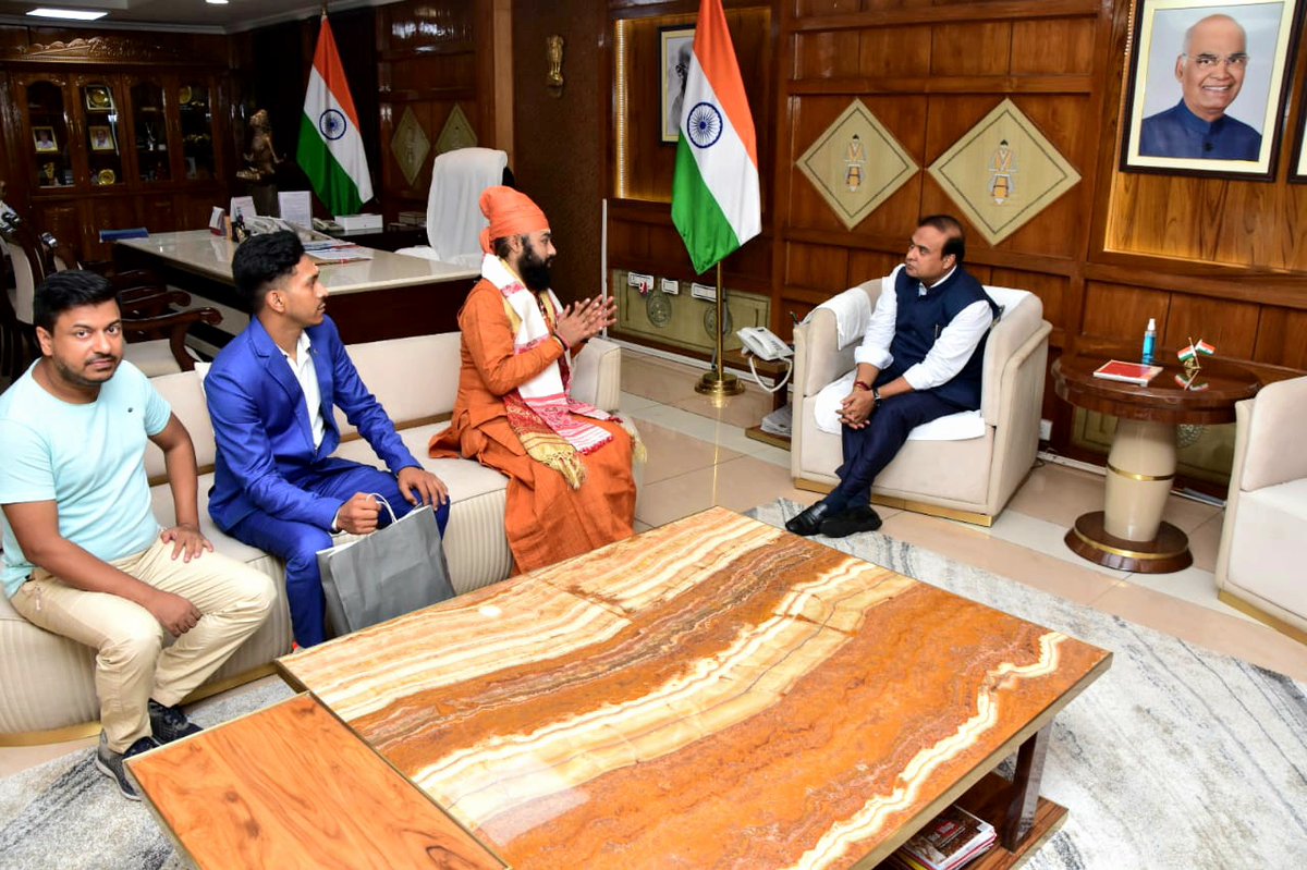 mahant_sumer's tweet photo. माँ भगवती के दिव्य तीर्थ क्षेत्र कामाख्या एवं गुवाहाटी प्रवास के दौरान असम के माननीय मुख्यमंत्री #HimantaBiswaSarma जी से मुलाकात कर कई माननीय मुख्यमंत्री जी से वार्तालाप हुए वा साथ ही माँ कामाख्या देवी माता की कृपा सदैव आप श्री जी पर बनी रहें वा आपका सर्वथा मंगलमय हो। https://t.co/n1MwImbRYN