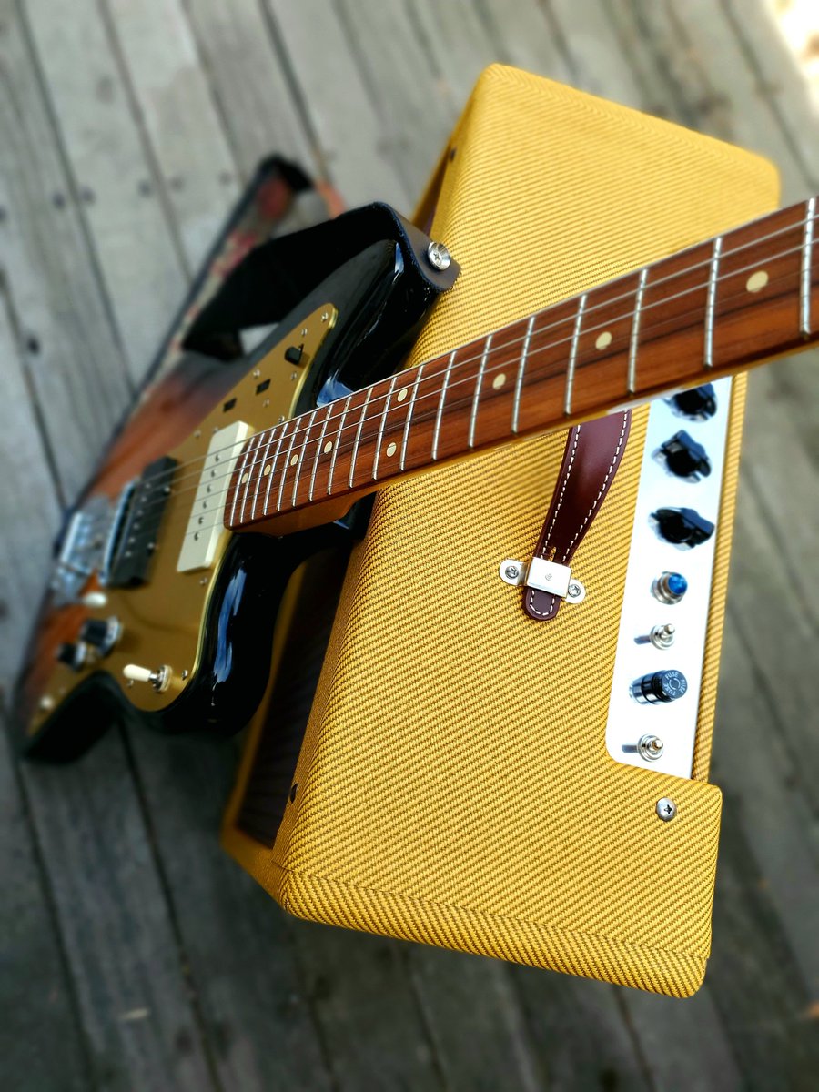 GumptionmanBnd's tweet photo. Yay, my 5E3 amp build is done! It sounds great too. Now time to put down the soldering iron for a while and work on some music.
#TubeAmp
#TubeAmpProject
#5E3
#TweedAmp
#Jazzmaster https://t.co/N6xGzAE1JC