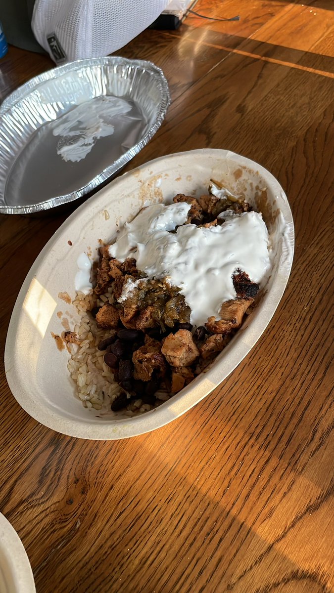 Brandon_Ayres89's tweet photo. @ChipotleTweets thanks for the free entree for my troubles but that doesn’t help that my entire order was wrong and I waited almost 40 minutes past the time I had set to pick it up at. Not to mention this sad excuse for a burrito bowl. https://t.co/CyIZOFApCW