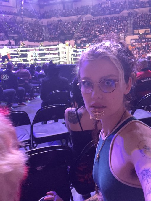 can&rsquo;t figure out why the fuck everyone is fighting about :( https://t.co/oqByLfn66E