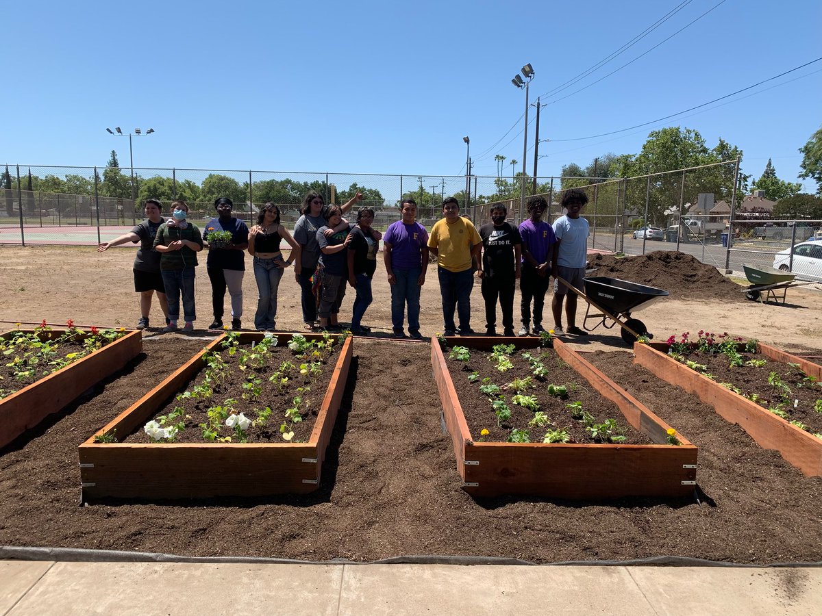And wrapping up our Saturday, two dozen students, teachers, and friends helped our Beautify Fresno Club at <a href="/The_FHS_Daily/">Fresno High Warriors</a> build a brand new campus garden today! Thank you to Holt Lumber, Belmont Nursery and <a href="/GazeboGardens22/">Gazebo Gardens</a> for their generous donations! #DoBeautifulThings