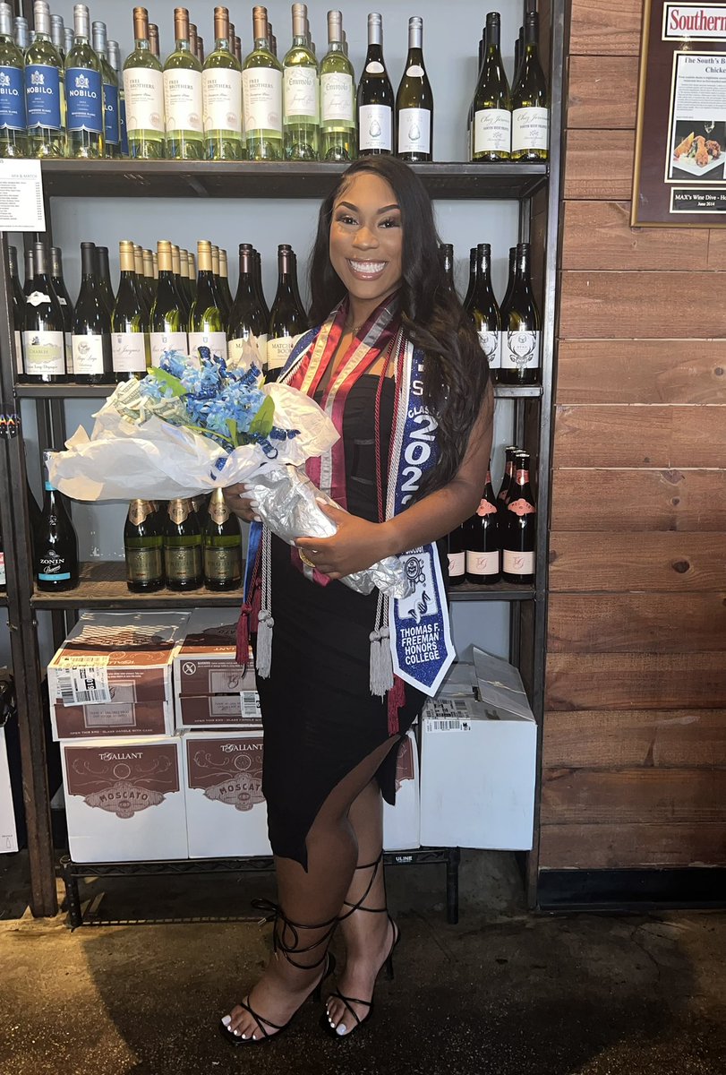 laurenlunelle's tweet photo. 🖤🎓 https://t.co/jZanXM2Dnz