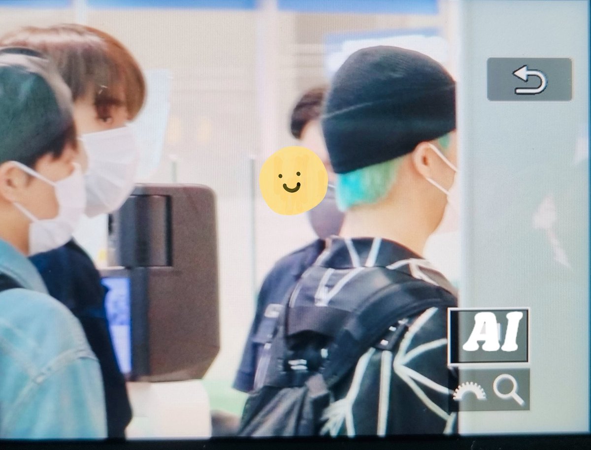 MARKLEE_IDN's tweet photo. [PREVIEW] 220515 #NCT127 di bandara untuk melakukan penerbangan menuju ke Jepang hari ini (3)

#MARK #마크 #NCT https://t.co/b91GJUgUFr