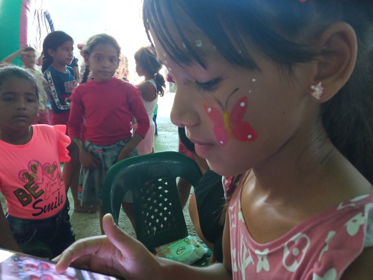BendecidaporD14's tweet photo. Es que cuando está gente sin oficios se la pasa perdiendo el tiempo escribiendo sandeces nosotros aprovechamos bien el tiempo en hacer feliz a los niños de la patria de Bolívar y Chávez @FuerzaGuaiqueri @dcabellor @NicolasMaduro @CamillaFSaab @RoiLopezRivas #VenezuelaInnova https://t.co/q7uLjeMAa7