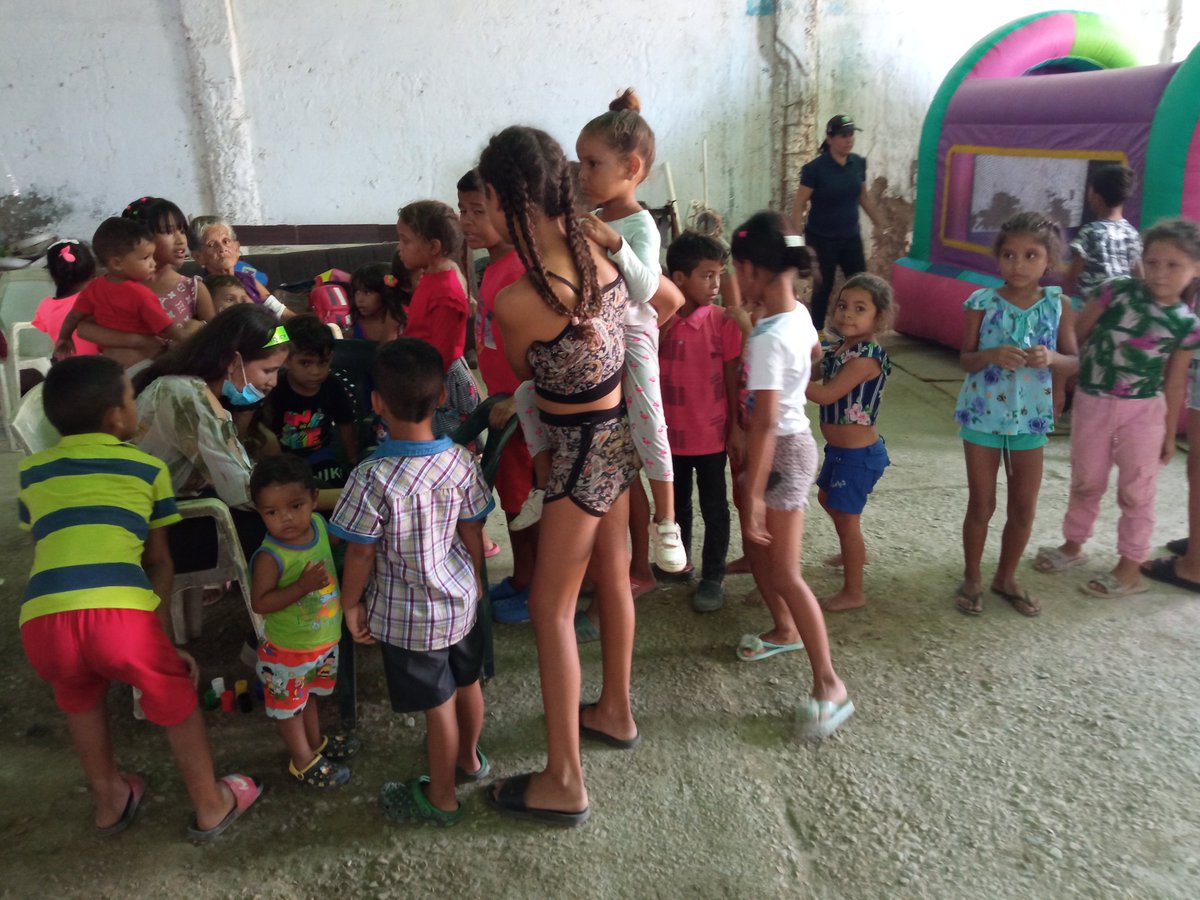 BendecidaporD14's tweet photo. Es que cuando está gente sin oficios se la pasa perdiendo el tiempo escribiendo sandeces nosotros aprovechamos bien el tiempo en hacer feliz a los niños de la patria de Bolívar y Chávez @FuerzaGuaiqueri @dcabellor @NicolasMaduro @CamillaFSaab @RoiLopezRivas #VenezuelaInnova https://t.co/q7uLjeMAa7