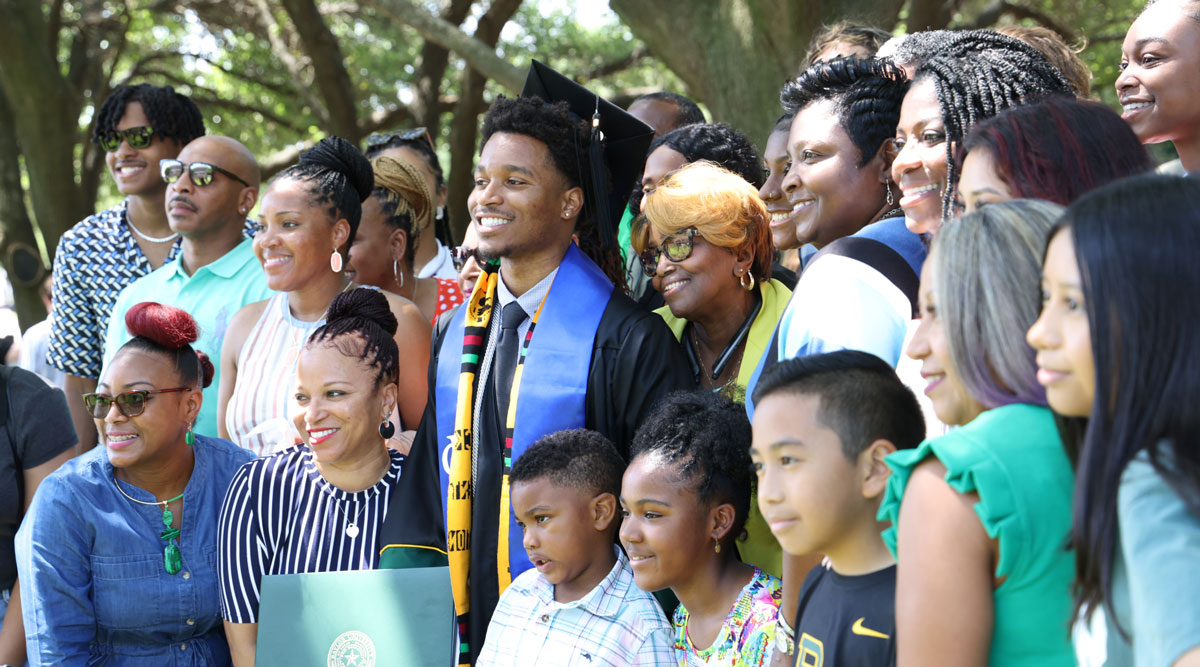 Baylor's tweet photo. All that work? It was for this. 🎓🐻💚✨ 

Congrats, #BU22 -- you’re officially Baylor alumni!!!!

[More #BaylorGrad 📸: https://t.co/eWL8fsKYaU] https://t.co/gU4EM06exG